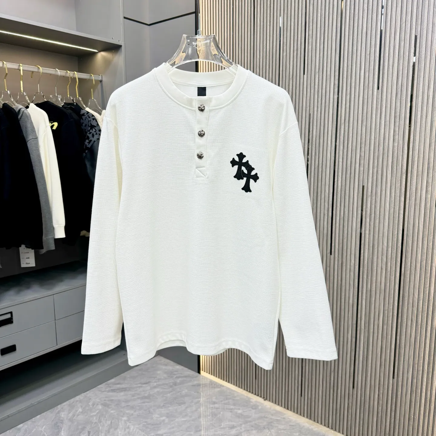 🅿️270 25 New Style🆕Come Hearts Cross Long Sleeve Autumn and Winter King! Chest pockets, collar and cuffs with high weight threads, custom-woven and dyed 330g double yarn waffle fabric, cross steel buckle tags and other accessories are all in the correct version, super conspicuous, super good-looking and super atmospheric, same style for men and women! The overall upper body highlights fashion and individuality, and it is a recommended T-shirt for couples to wear together!! Color: black/white 04 Size: S-XXL
